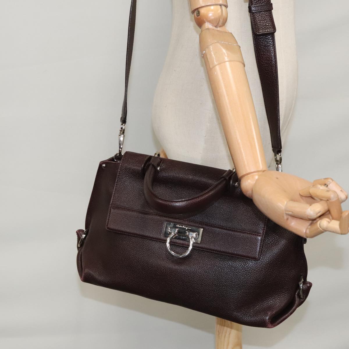 Salvatore Ferragamo Sofia Burgundy Leather Handbag (Pre-Owned)