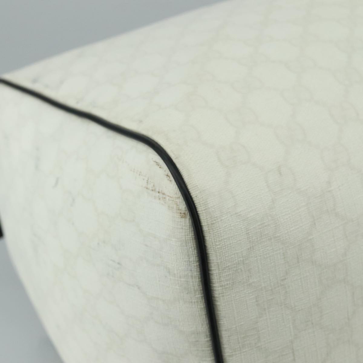 Gucci Gg Canvas White Canvas Travel Bag (Pre-Owned)