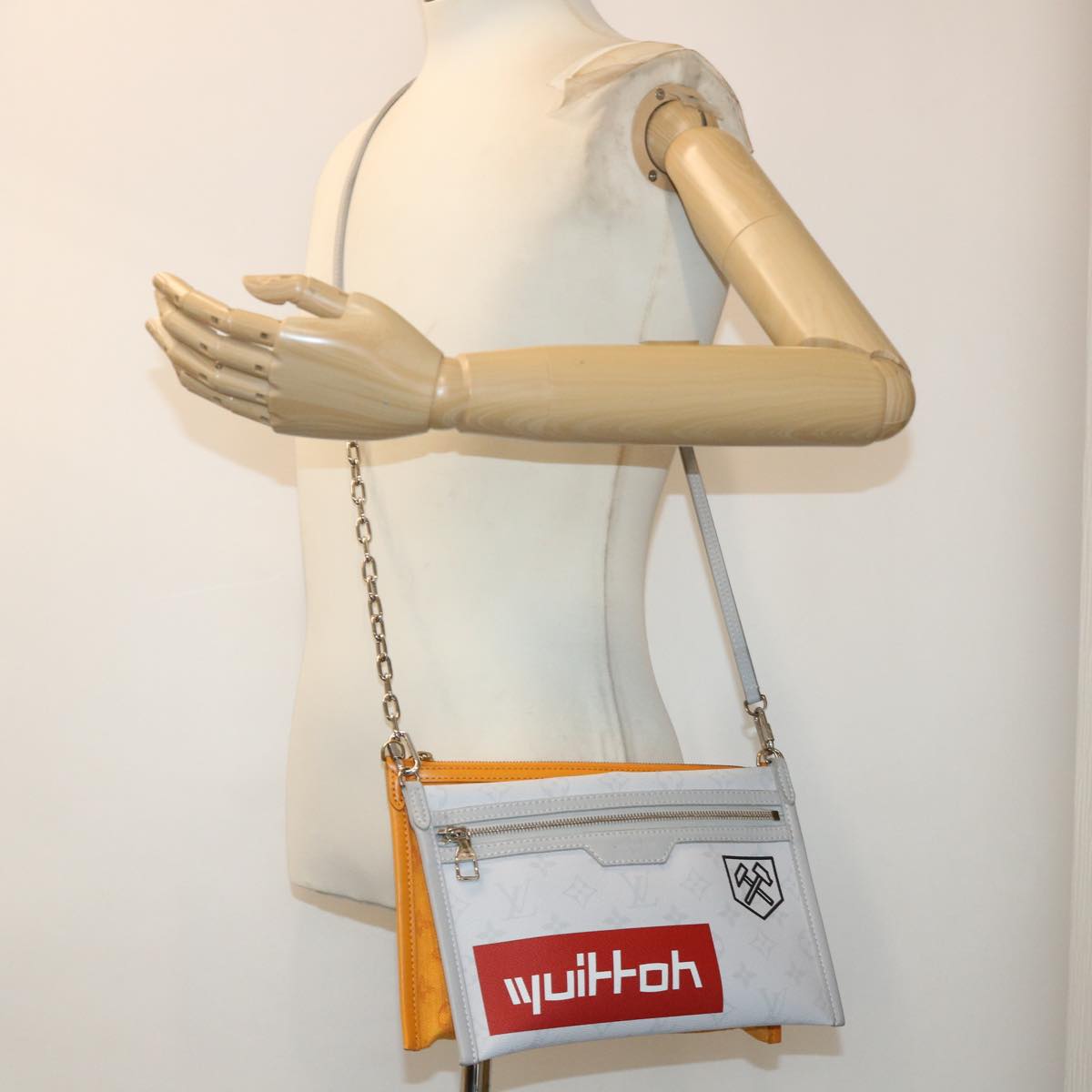 Louis Vuitton Messenger Grey Canvas Shoulder Bag (Pre-Owned)