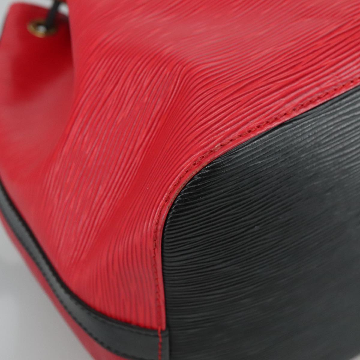 Louis Vuitton Noe Red Leather Shoulder Bag (Pre-Owned)