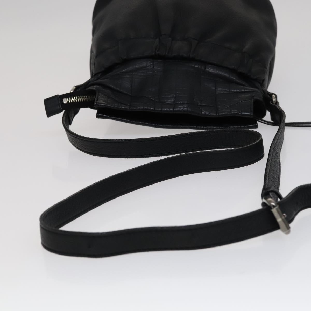 Burberry Black Leather Shoulder Bag (Pre-Owned)