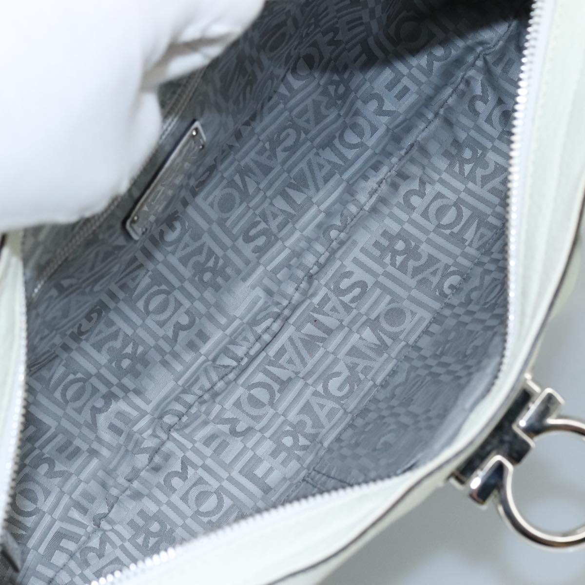 Salvatore Ferragamo Gancini White Leather Handbag (Pre-Owned)