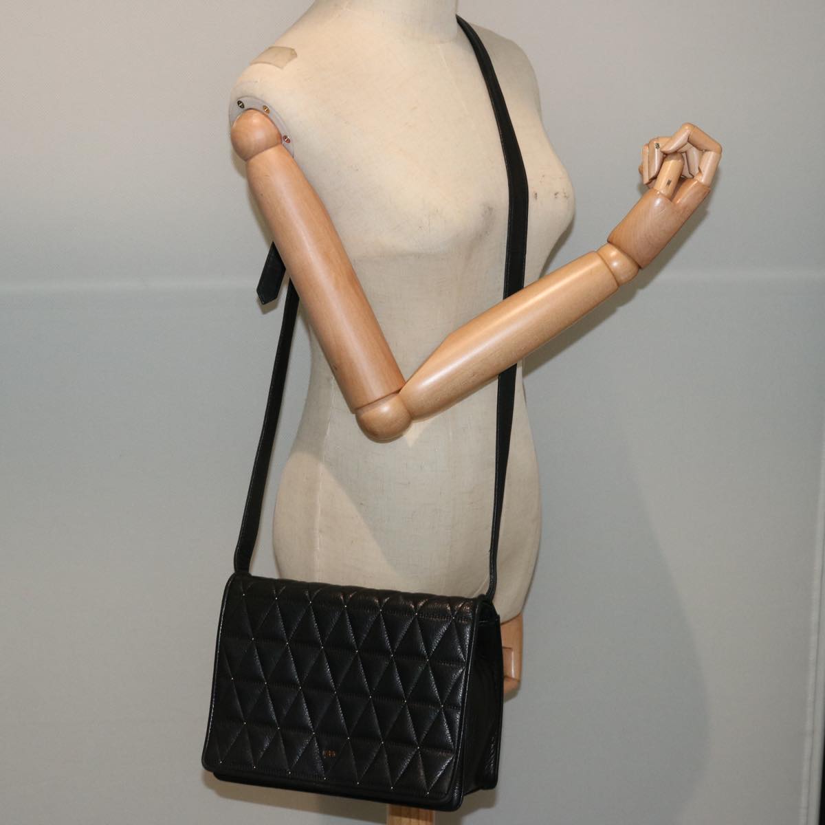 Valentino Garavani Black Leather Shoulder Bag (Pre-Owned)