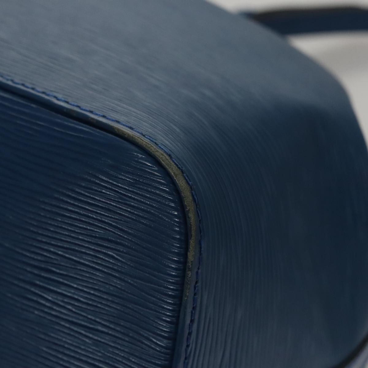 Louis Vuitton Petit Noé Blue Leather Shoulder Bag (Pre-Owned)
