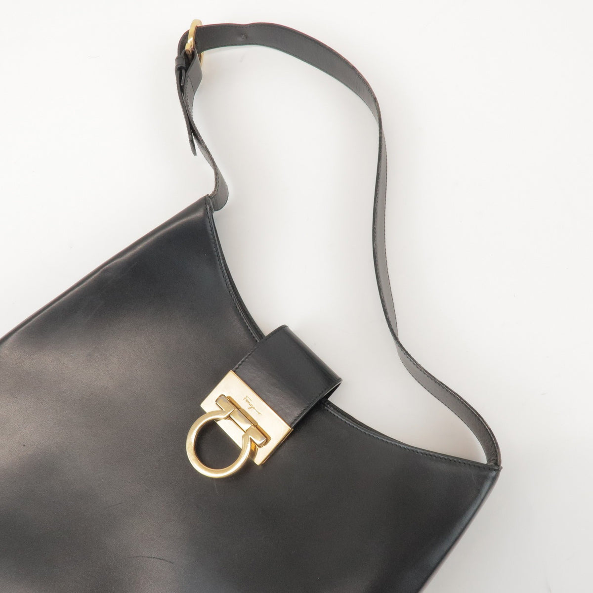 Salvatore Ferragamo Trifolio Leather Black Leather Shoulder Bag Bag (Pre-Owned)