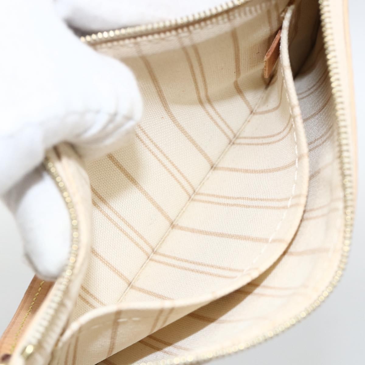 Louis Vuitton Neverfull Pochette Damier Ebene White Canvas Clutche & Pouche Bag (Pre-Owned)