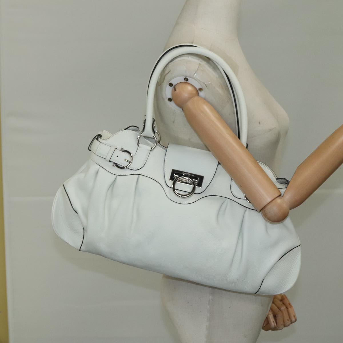 Salvatore Ferragamo Gancini White Leather Handbag (Pre-Owned)