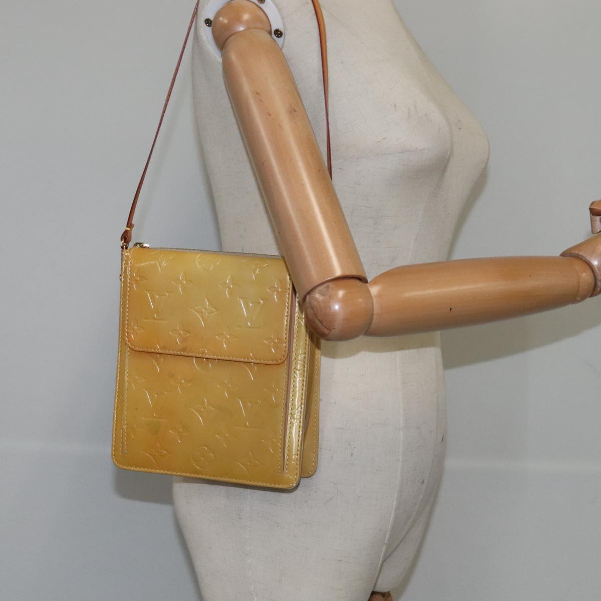 Louis Vuitton Mott Beige Patent Leather Clutch Bag (Pre-Owned)