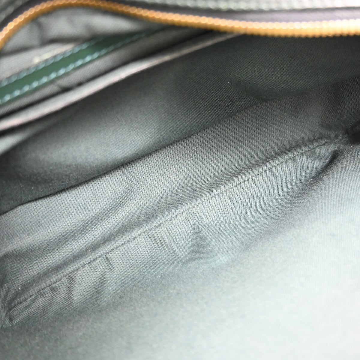 Louis Vuitton Reporter Taiga Leather Green Leather Shoulder Bag Bag (Pre-Owned)
