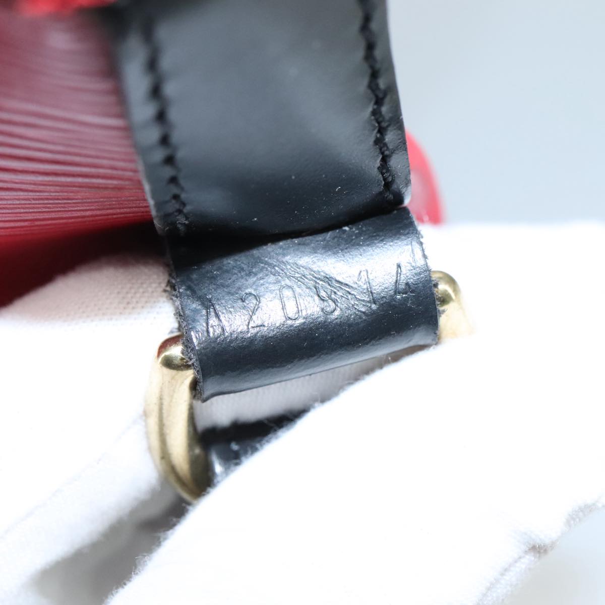 Louis Vuitton Noe Red Leather Shoulder Bag (Pre-Owned)