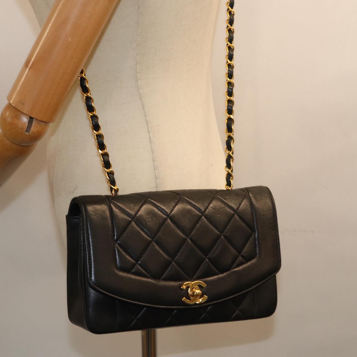 Chanel Diana Black Leather Shoulder Bag (Pre-Owned)