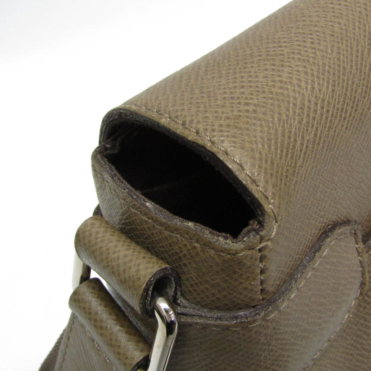 Louis Vuitton Roman Taiga Leather Beige Leather Shoulder Bag Bag (Pre-Owned)