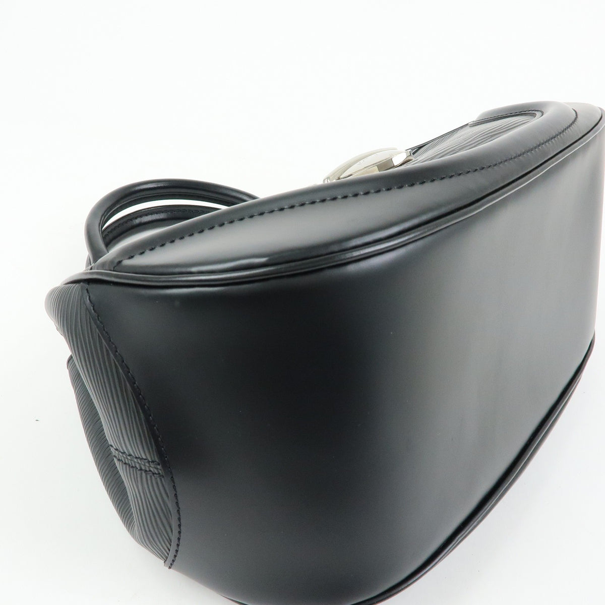 Louis Vuitton Montaigne Sac Epi Leather Black Leather Handbag (Pre-Owned)