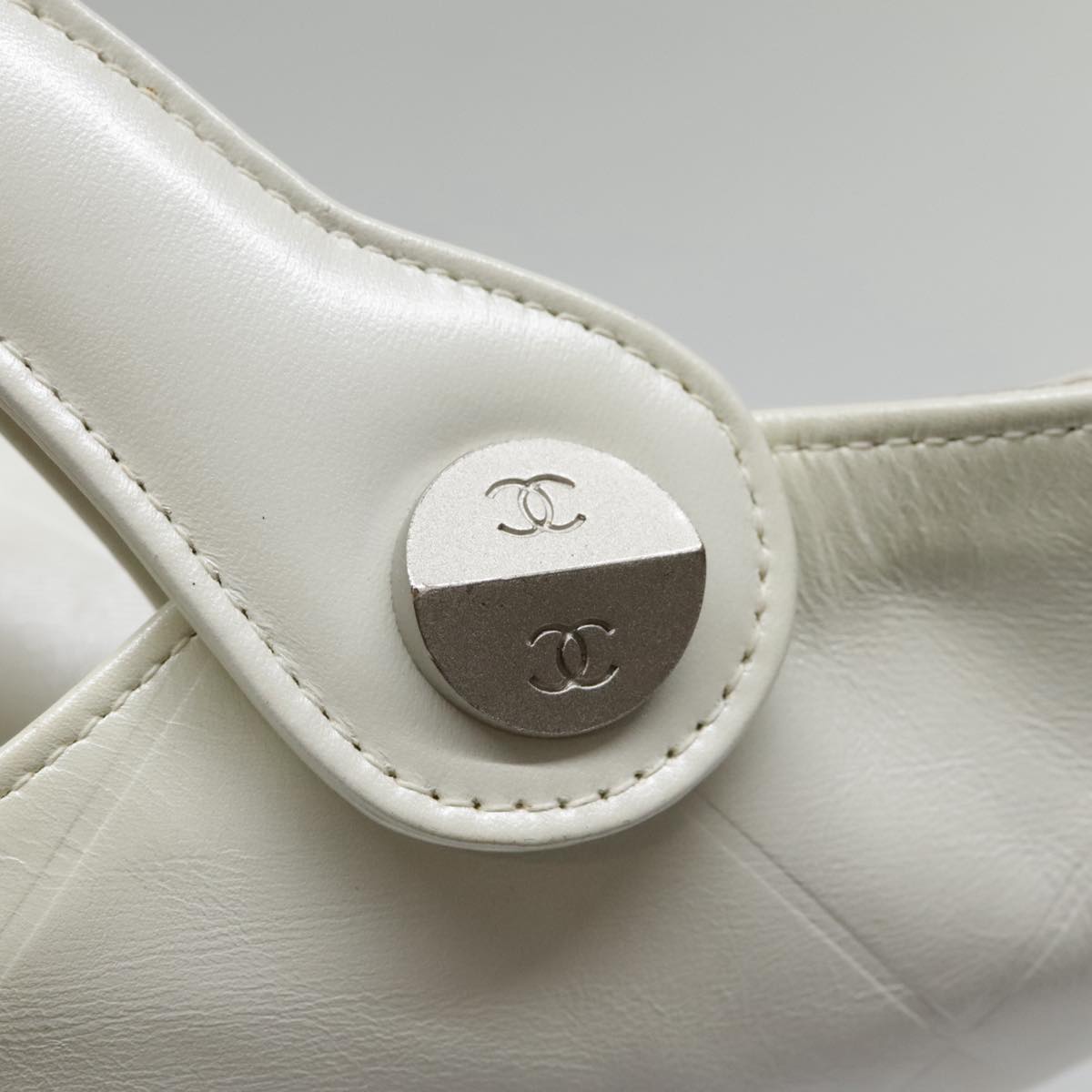 Chanel Matelassé White Leather Handbag (Pre-Owned)