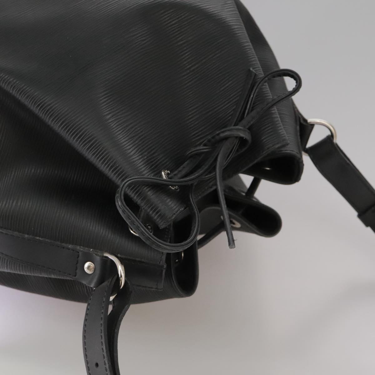 Louis Vuitton Petit Noé Black Leather Shoulder Bag (Pre-Owned)