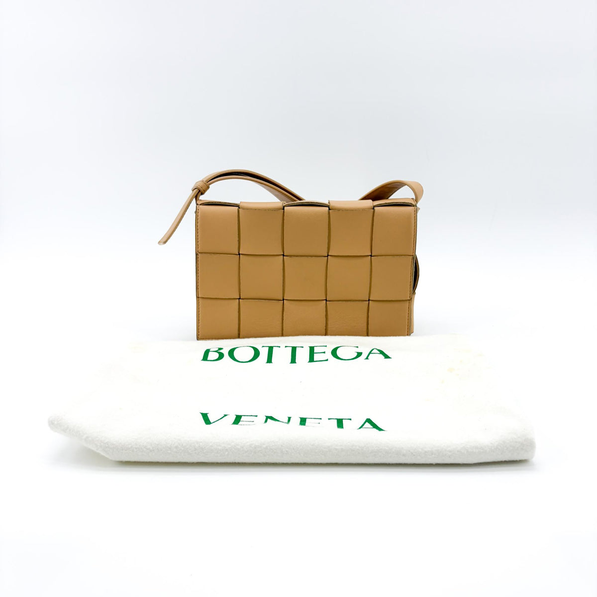 Bottega Veneta Cassette Maxi Intrecciato Leather Beige Leather Crossbody Bag Bag (Pre-Owned)