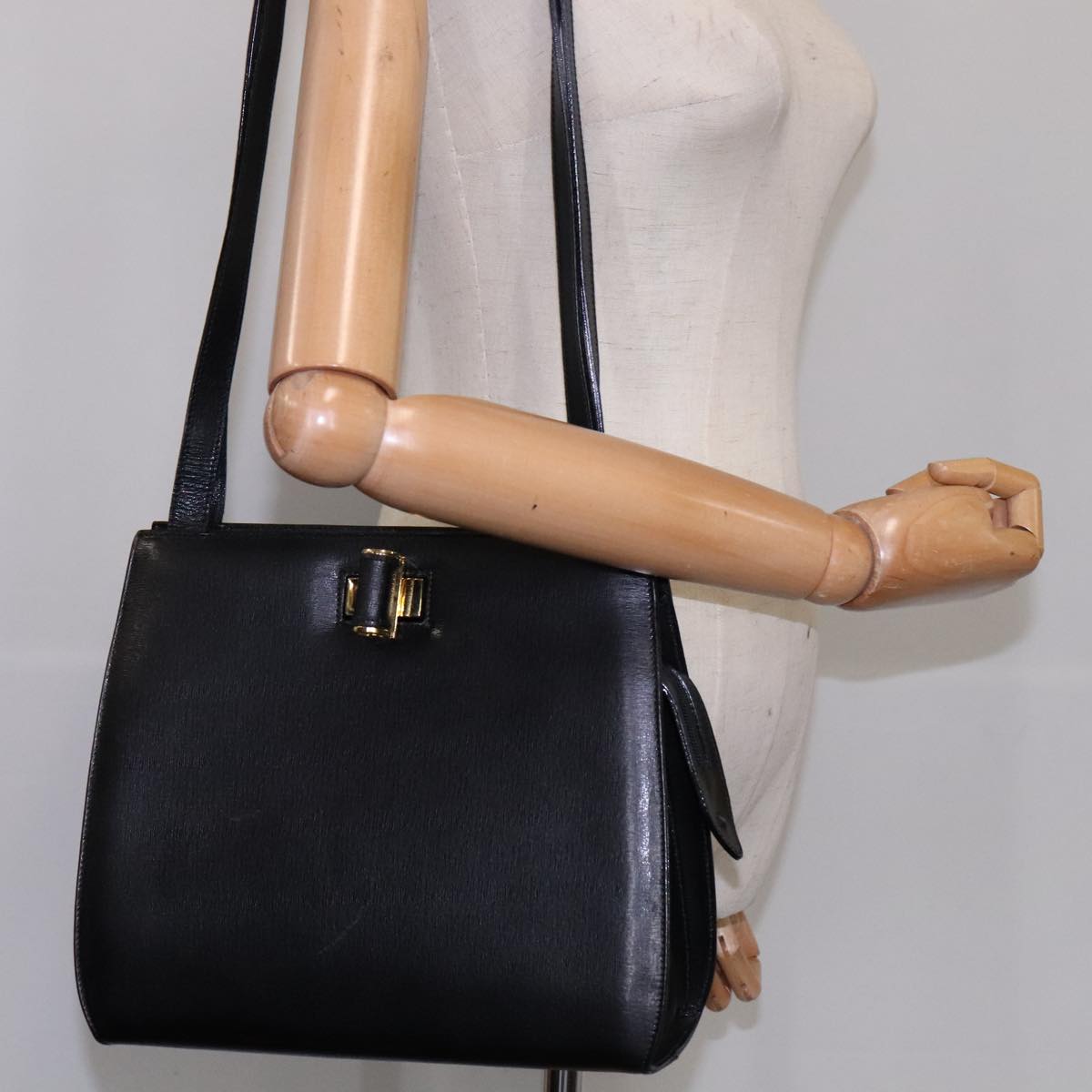 Salvatore Ferragamo Vara Black Leather Shoulder Bag (Pre-Owned)
