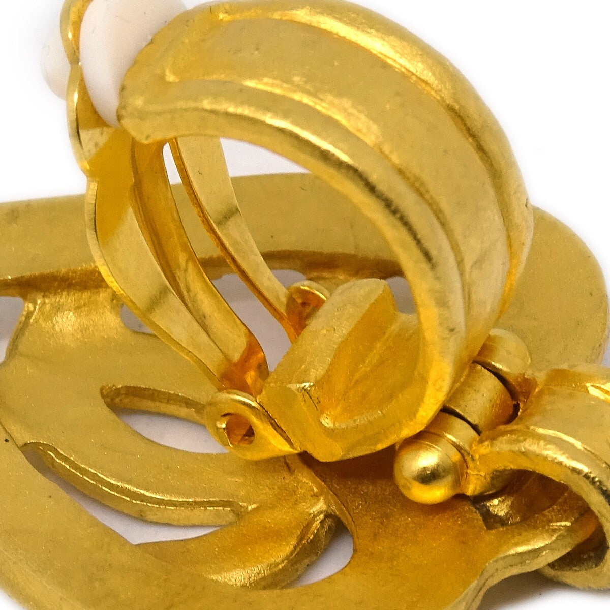 Chanel Vintage Cc Heart Cut Out Drop Clip-On Metal Gold Gold_Plated Earrings Jewelry (Pre-Owned)