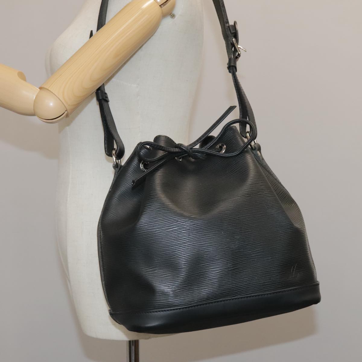 Louis Vuitton Petit Noé Black Leather Shoulder Bag (Pre-Owned)