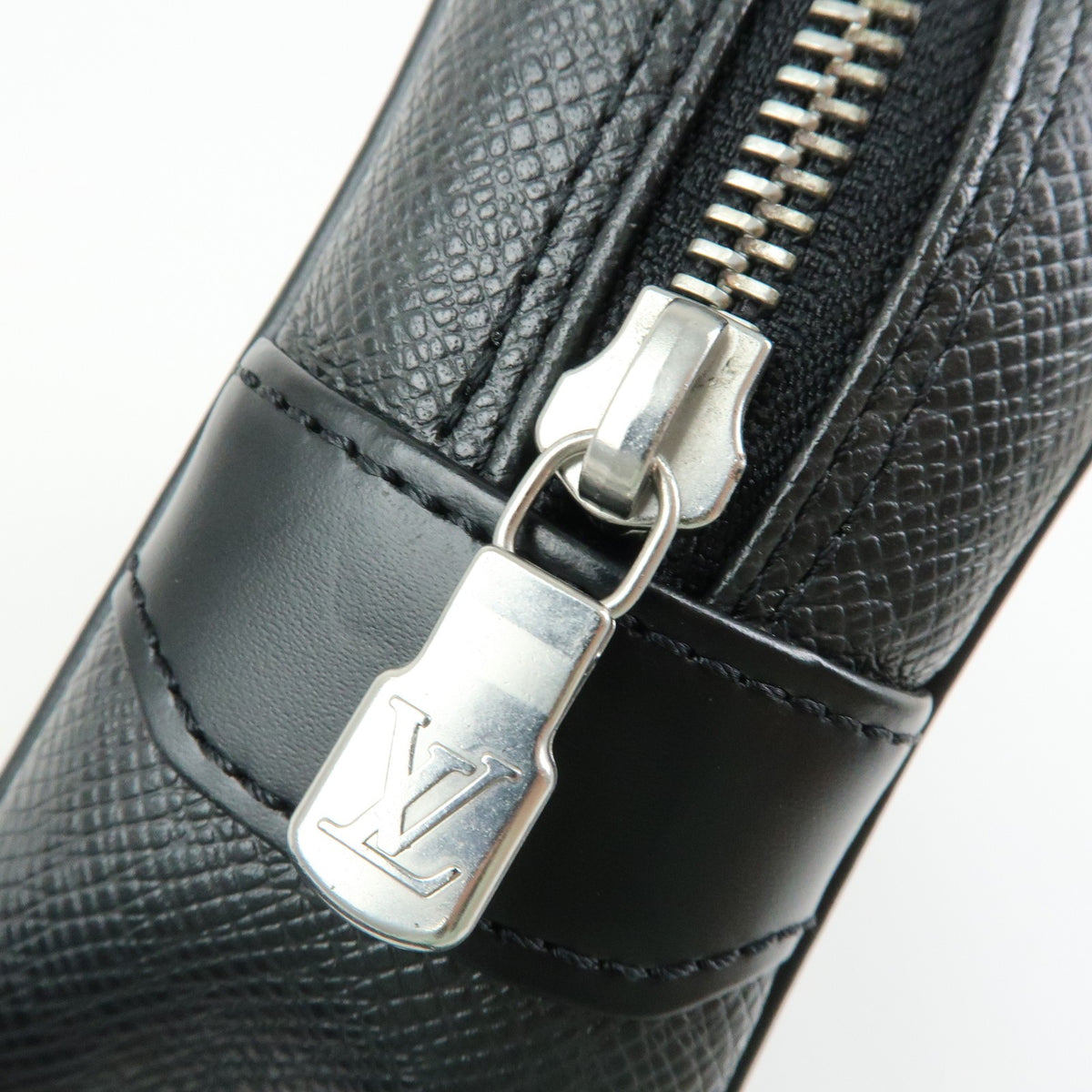 Louis Vuitton Kaluga Pochette Clutch Taiga Leather Black Leather Clutche & Pouche Bag (Pre-Owned)