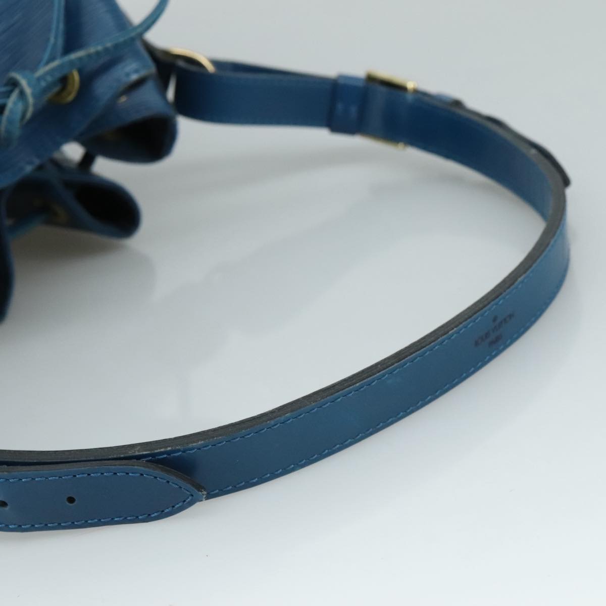 Louis Vuitton Noé Blue Leather Shoulder Bag (Pre-Owned)