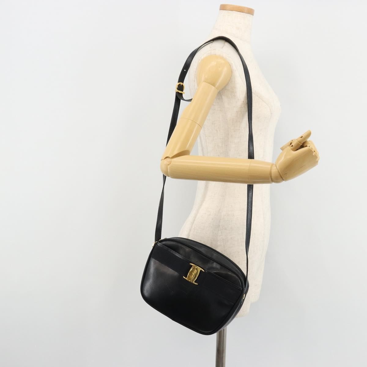 Salvatore Ferragamo Vala Leather Navy Leather Shoulder Bag Bag (Pre-Owned)