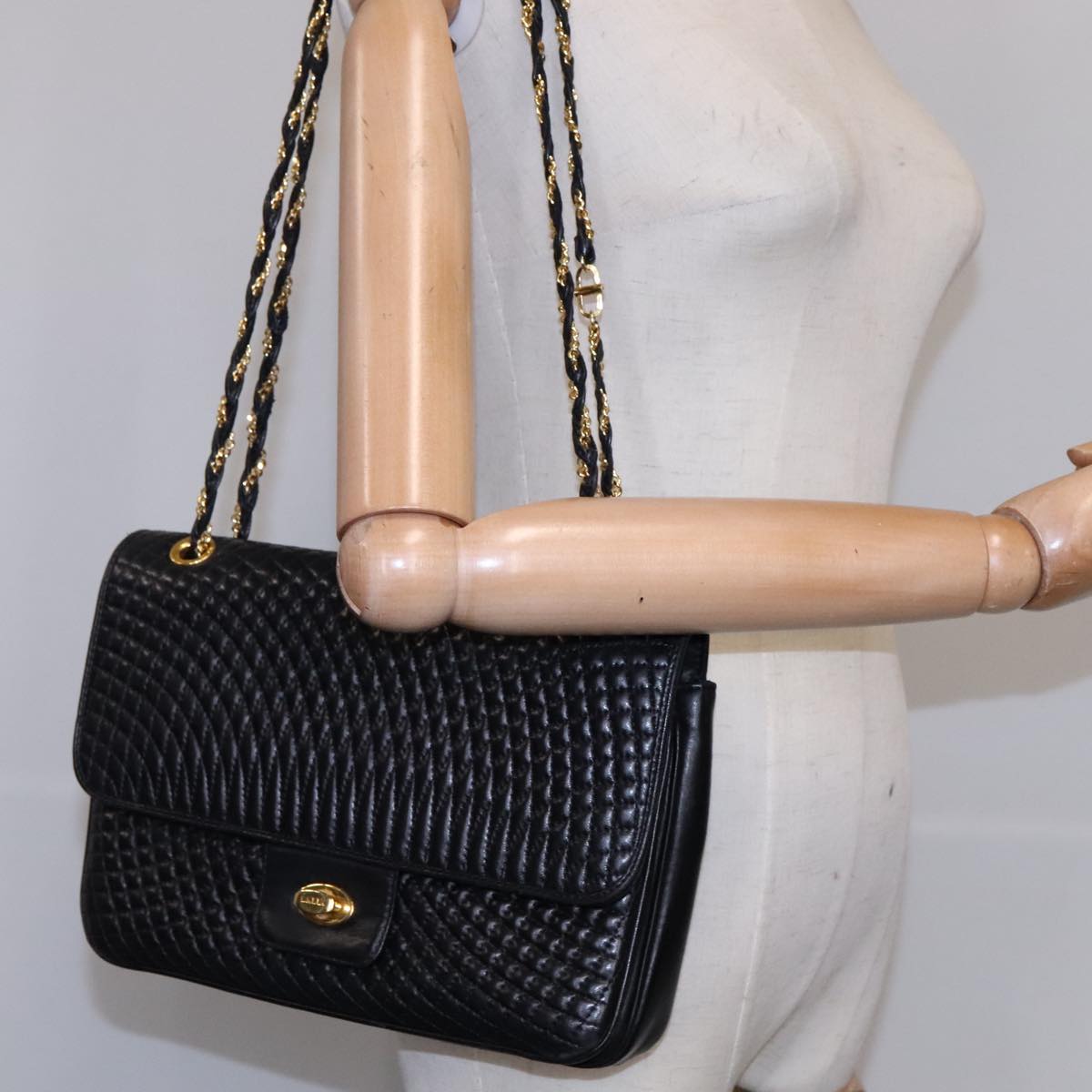 Bally Black Leather Shoulder Bag (Pre-Owned)