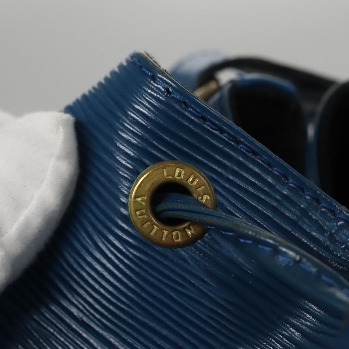 Louis Vuitton Petit Noé Blue Leather Shoulder Bag (Pre-Owned)