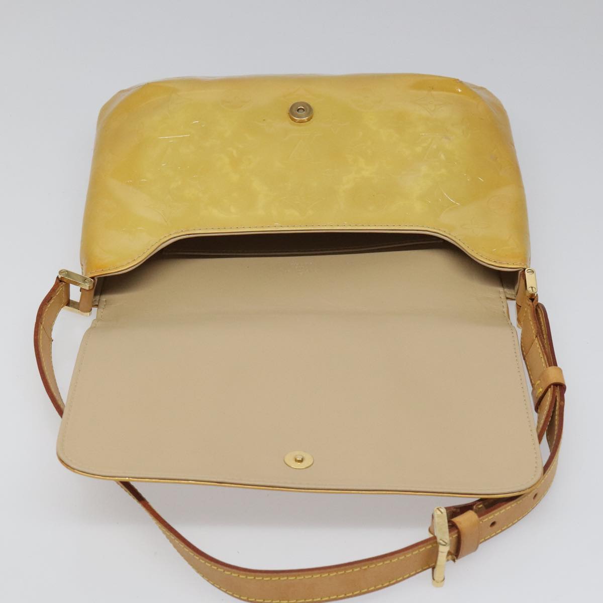Louis Vuitton Thompson Street Beige Patent Leather Shoulder Bag (Pre-Owned)