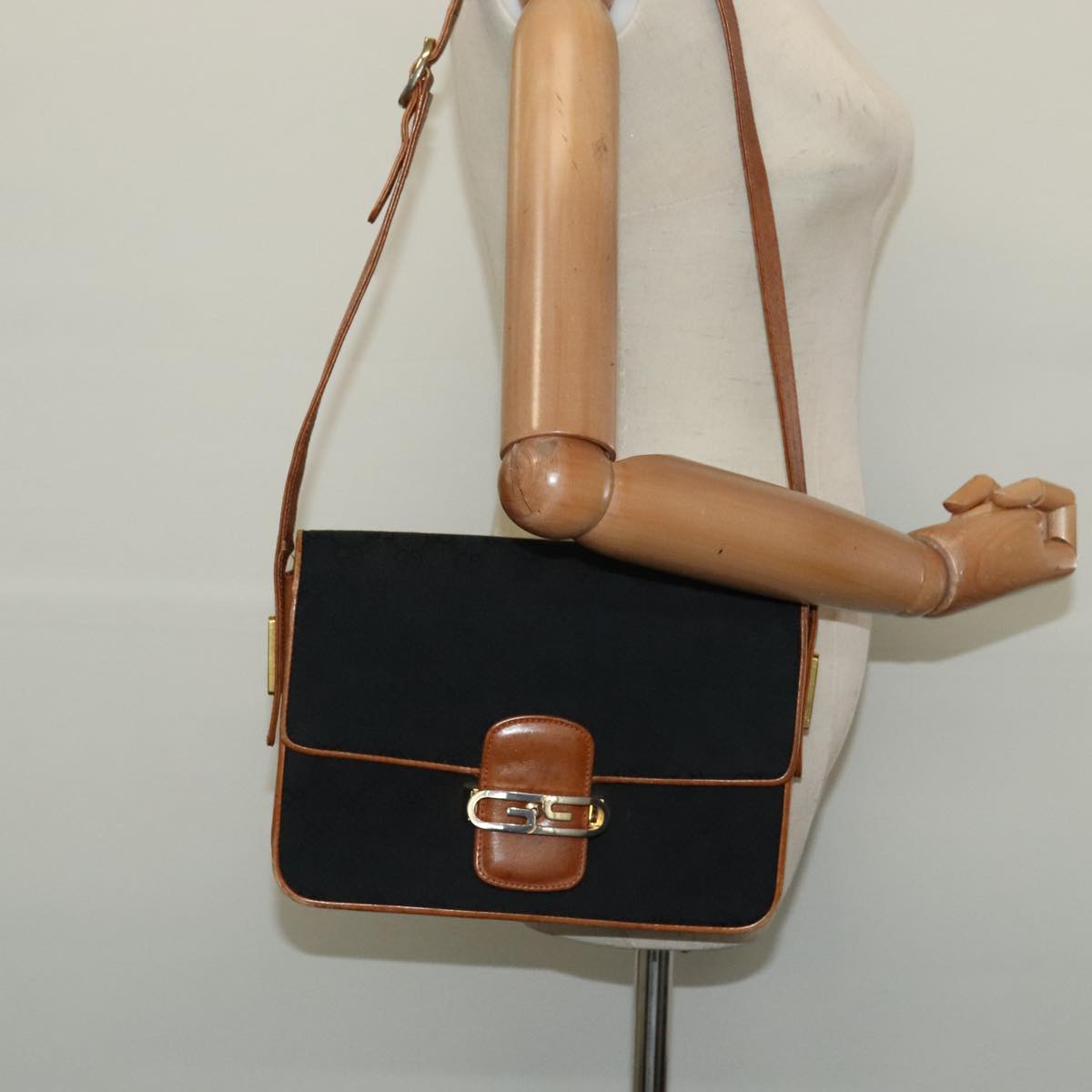 Gucci Black Canvas Shoulder Bag (Pre-Owned)