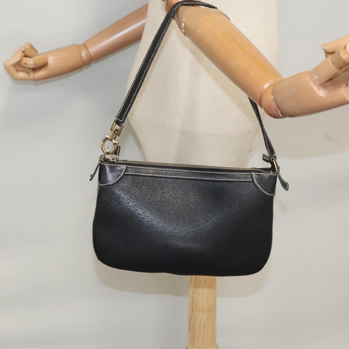 Salvatore Ferragamo Gancini Black Leather Shoulder Bag (Pre-Owned)