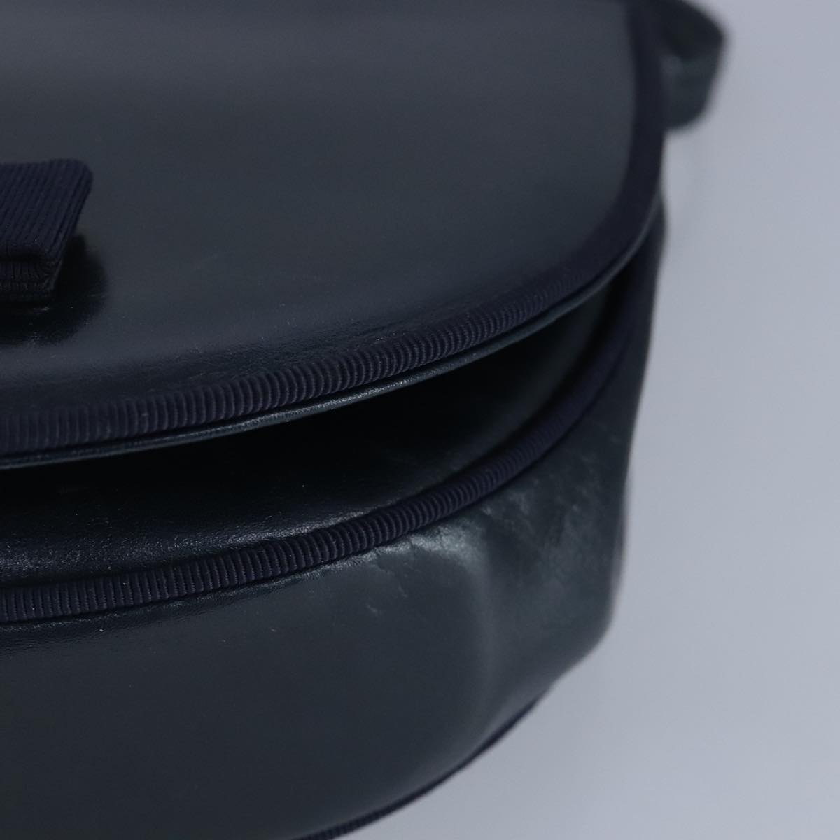 Salvatore Ferragamo Vara Navy Leather Shoulder Bag (Pre-Owned)