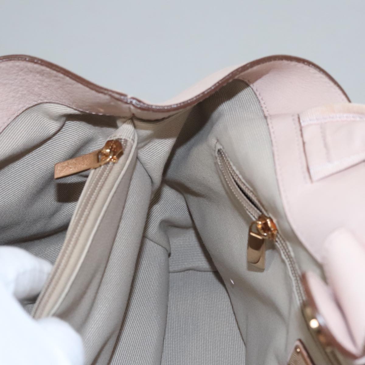 Salvatore Ferragamo Vara Pink Leather Shoulder Bag (Pre-Owned)