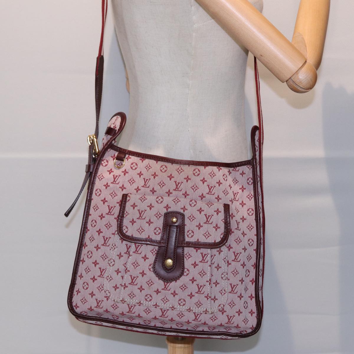 Louis Vuitton Besace Pink Canvas Shoulder Bag (Pre-Owned)