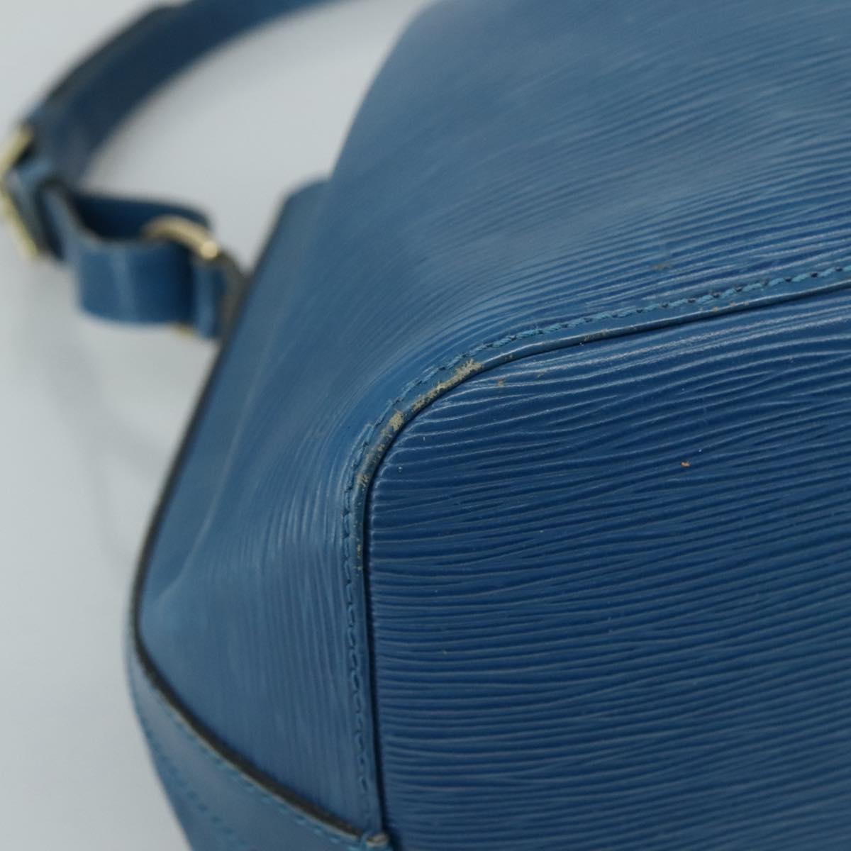 Louis Vuitton Noé Blue Leather Shoulder Bag (Pre-Owned)