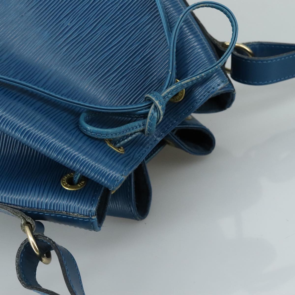 Louis Vuitton Noé Blue Leather Shoulder Bag (Pre-Owned)