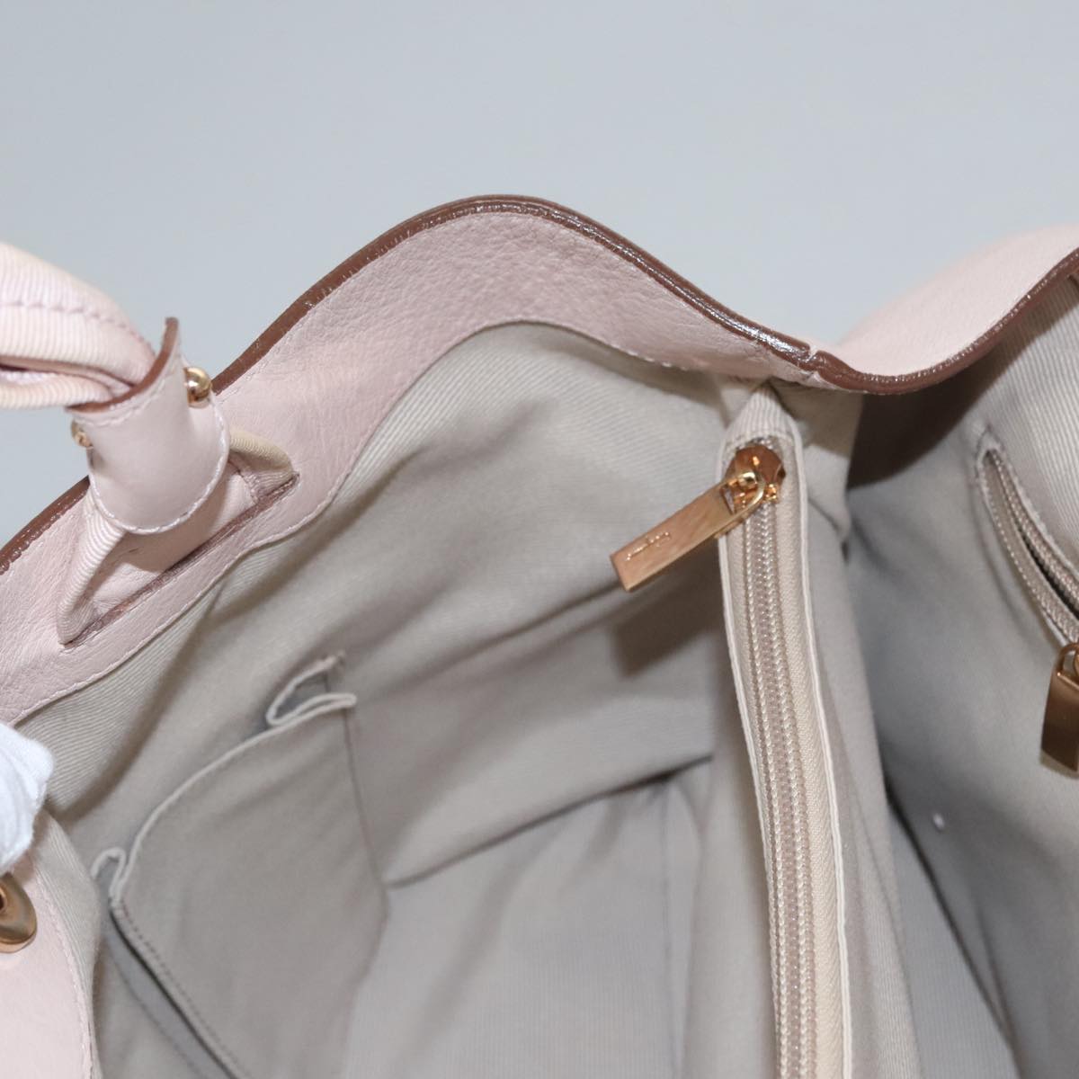 Salvatore Ferragamo Vara Pink Leather Shoulder Bag (Pre-Owned)