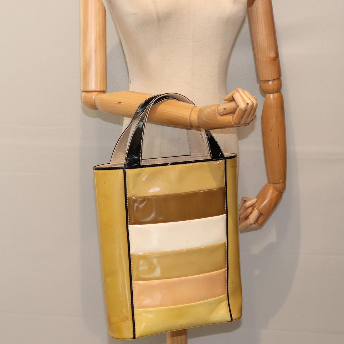 Chanel Beige Patent Leather Handbag (Pre-Owned)