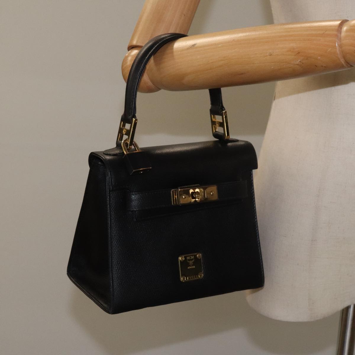 MCM Black Leather Handbag (Pre-Owned)