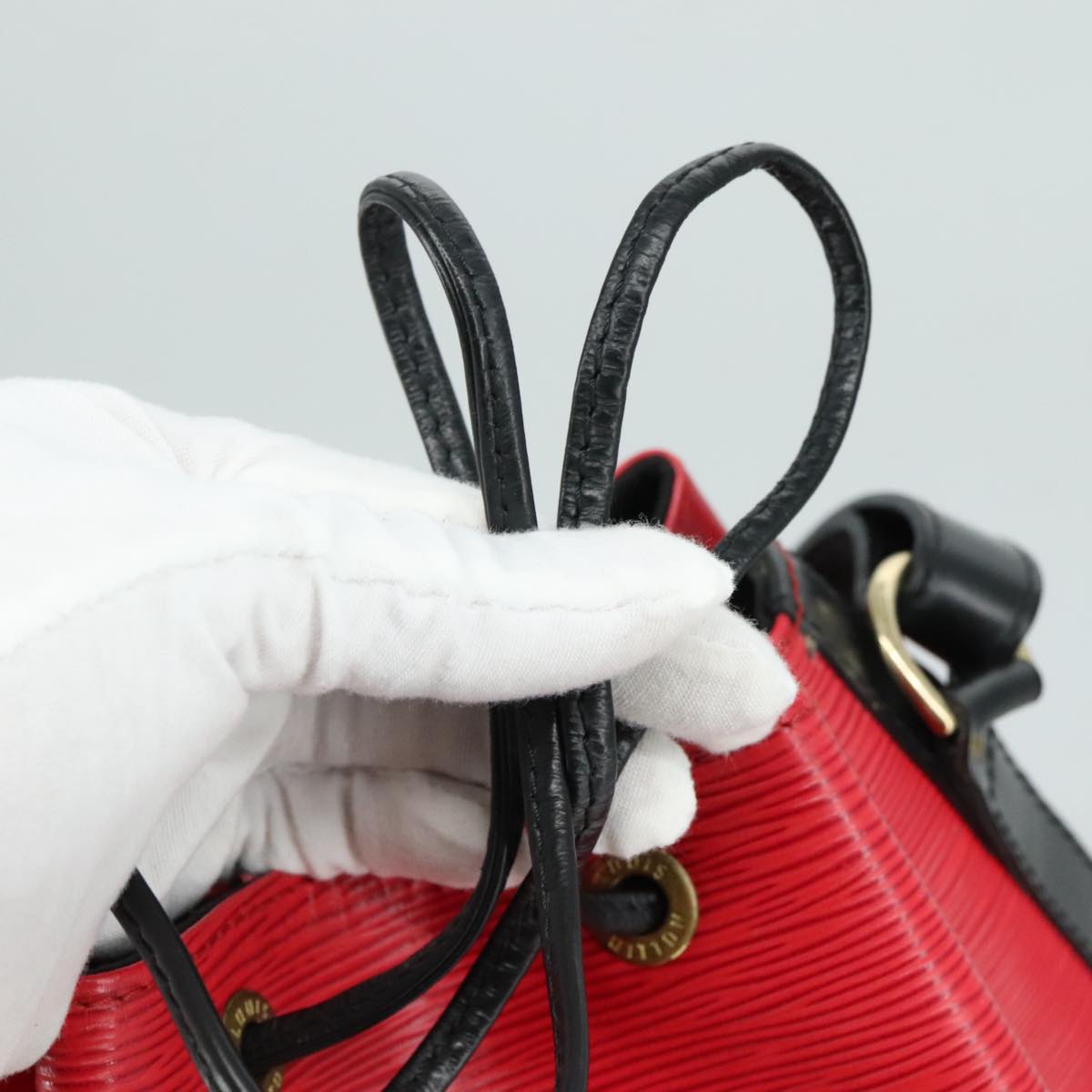 Louis Vuitton Noe Red Leather Shoulder Bag (Pre-Owned)