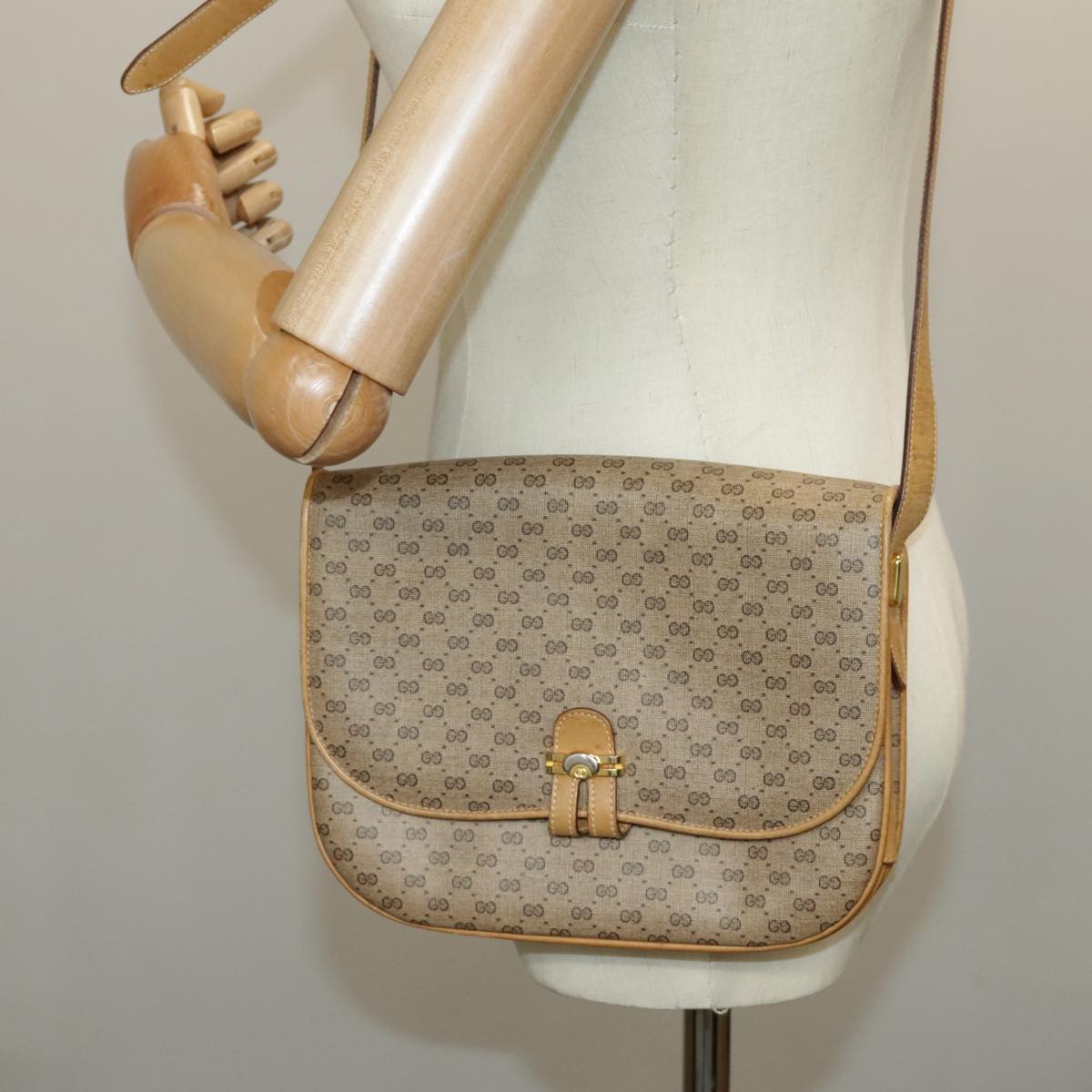 Gucci Micro Small Gg Canvas Beige Canvas Shoulder Bag (Pre-Owned)