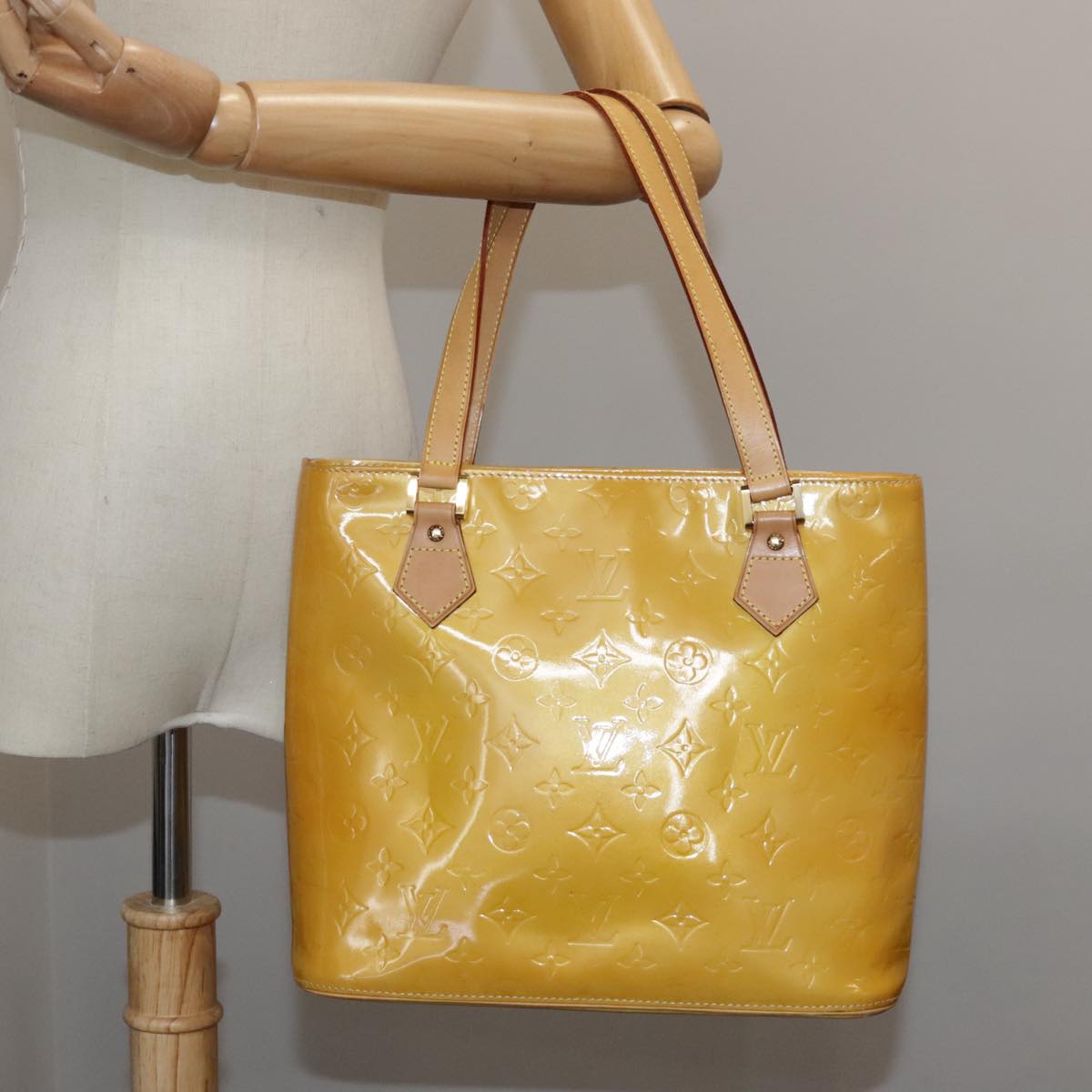 Louis Vuitton Houston Beige Patent Leather Handbag (Pre-Owned)