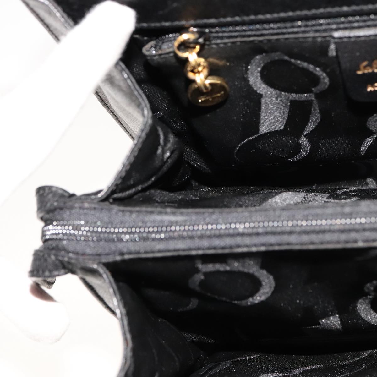 Salvatore Ferragamo Vara Black Leather Shoulder Bag (Pre-Owned)