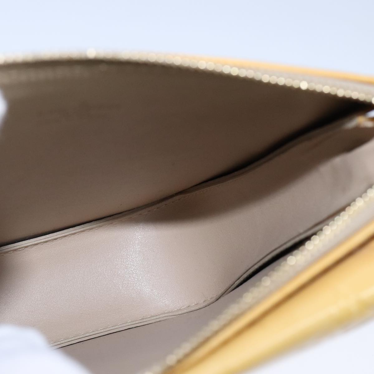 Louis Vuitton Mott Beige Patent Leather Clutch Bag (Pre-Owned)