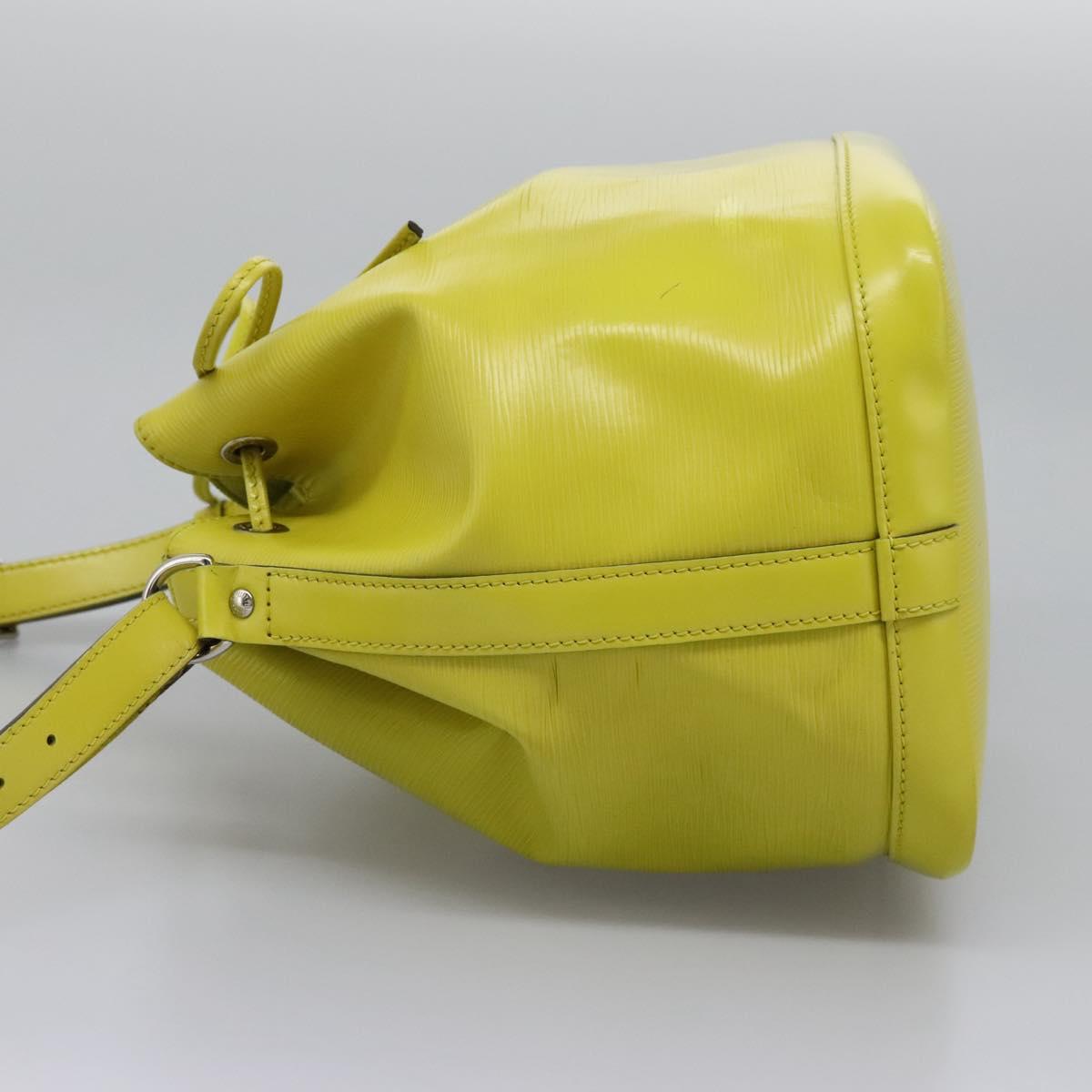 Louis Vuitton Petit Noé Green Leather Shoulder Bag (Pre-Owned)