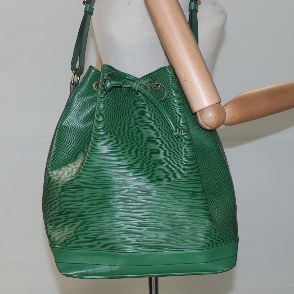 Louis Vuitton Noé Green Leather Shoulder Bag (Pre-Owned)