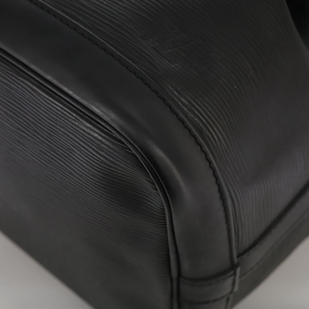 Louis Vuitton Petit Noé Black Leather Shoulder Bag (Pre-Owned)