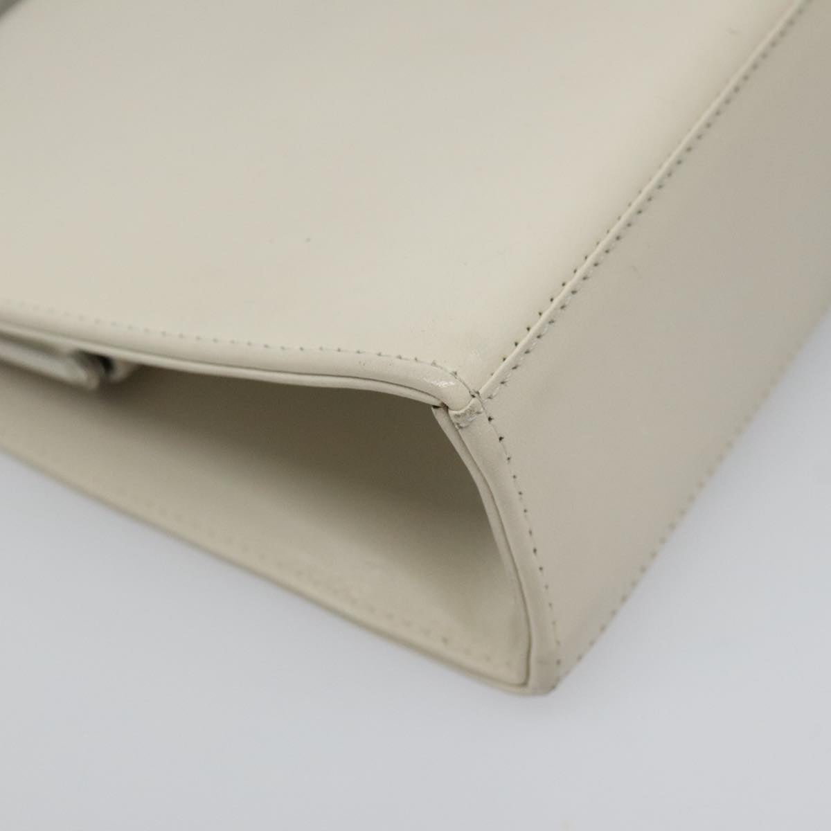 Burberry White Leather Shoulder Bag (Pre-Owned)