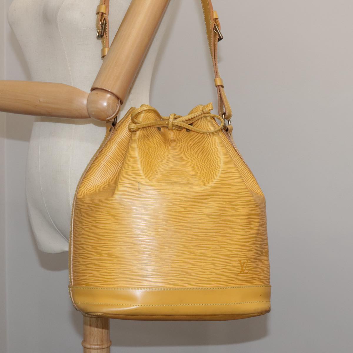 Louis Vuitton Noe Yellow Leather Shoulder Bag (Pre-Owned)