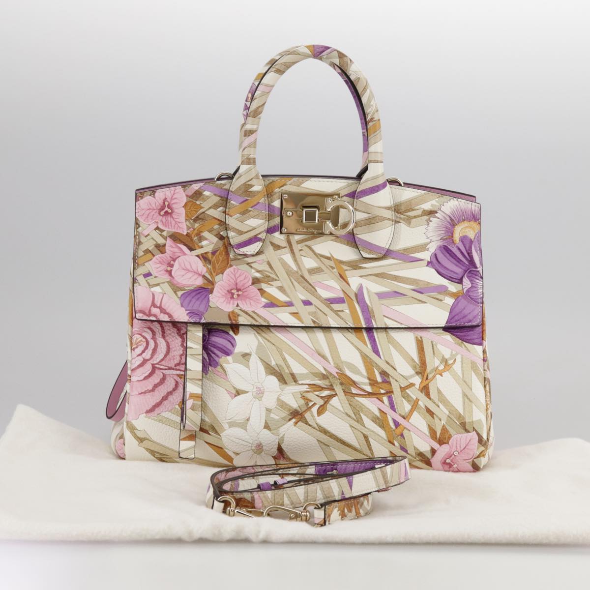 Salvatore Ferragamo Studio Beige Leather Handbag (Pre-Owned)